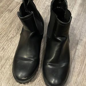 Black Chelsea boots.. only blemish on right toe